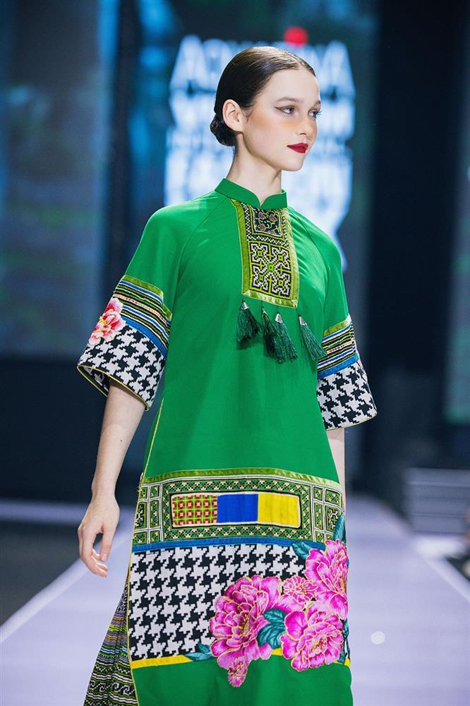 Quang Anh và Bảo Hân nắm tay tình tứ, Thanh Lam diễn xuất thần trên sàn catwalk-18