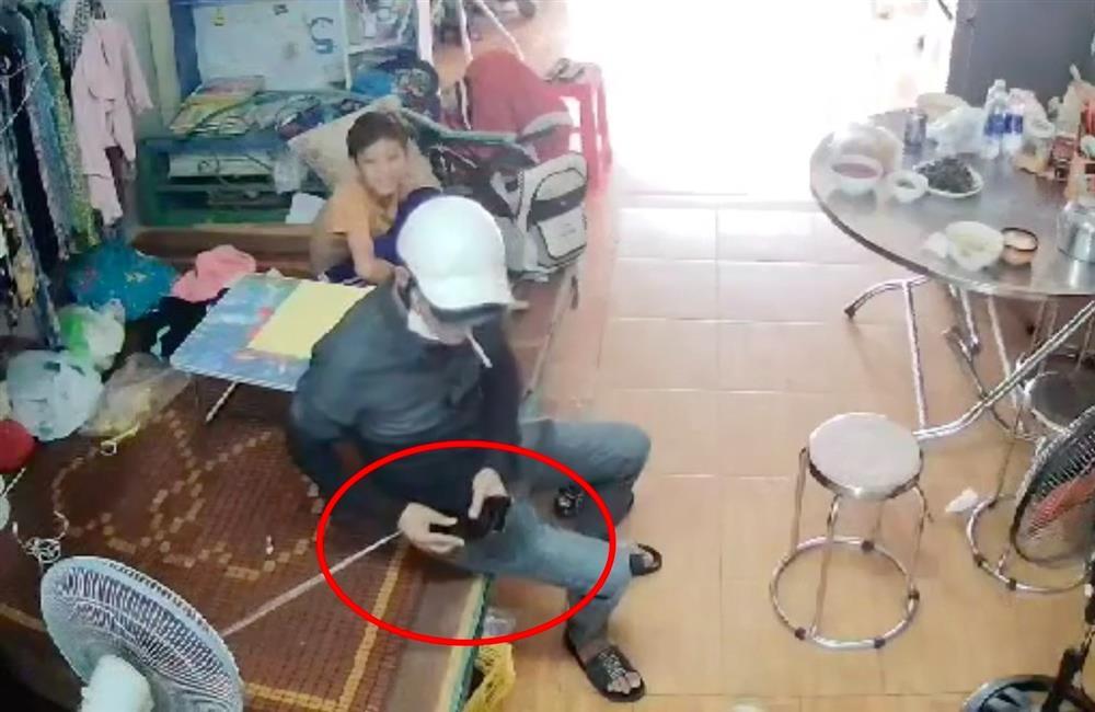 Người đàn ông vào nhà cướp điện thoại trước mặt bé trai 10 tuổi ở TPHCM-1