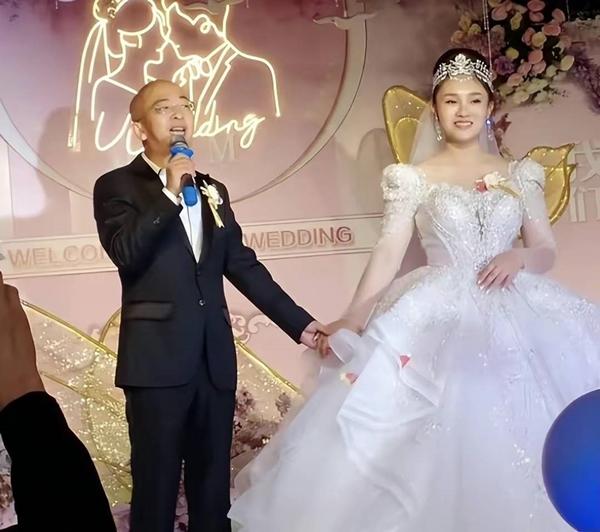 Nam diễn viên xấu nhất Trung Quốc sở hữu khối tài sản hàng trăm triệu NDT, cưới vợ đẹp kém 14 tuổi-6