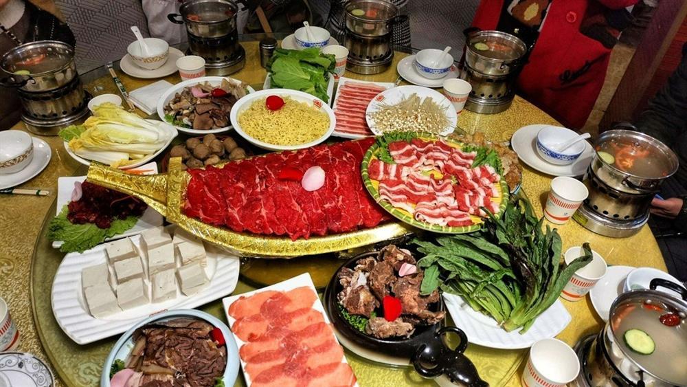 Khách Việt nếm thử thịt loài bò nặng 600kg được ví là báu vật cao nguyên-2