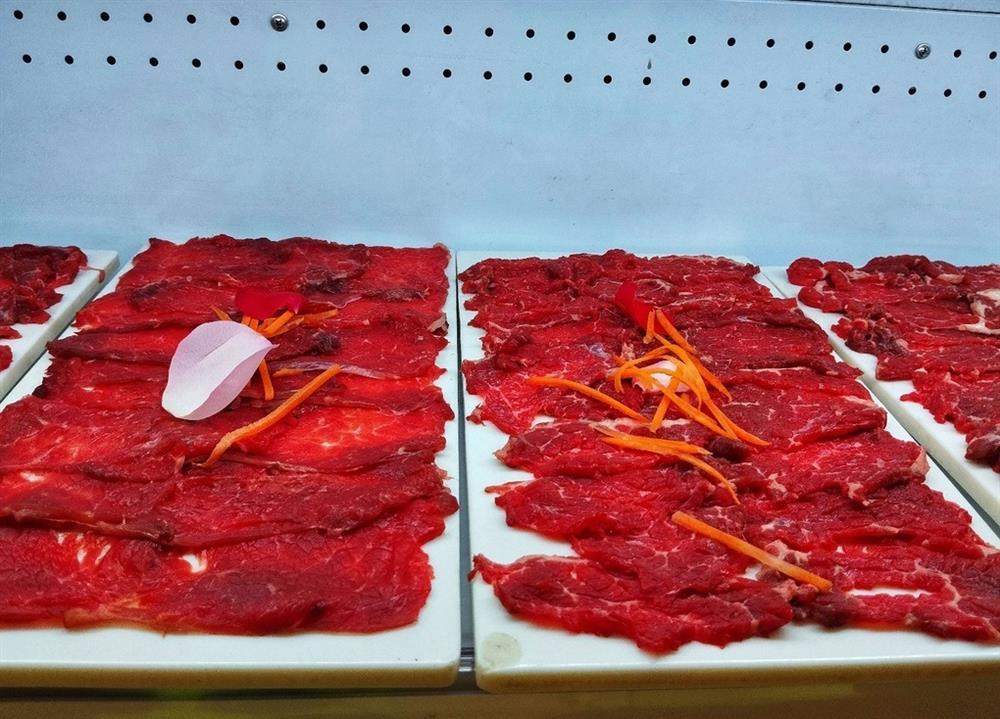 Khách Việt nếm thử thịt loài bò nặng 600kg được ví là báu vật cao nguyên-3
