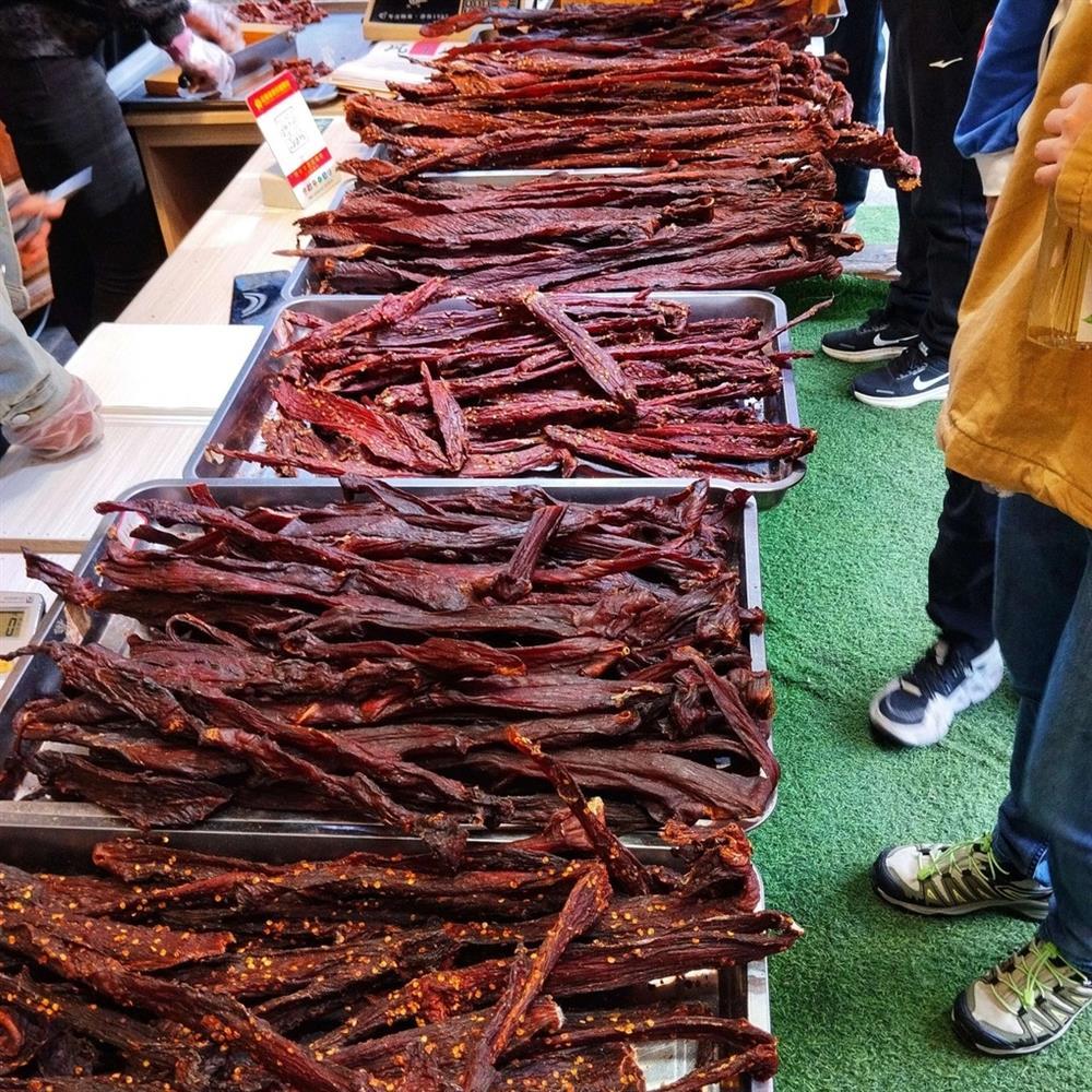 Khách Việt nếm thử thịt loài bò nặng 600kg được ví là báu vật cao nguyên-4