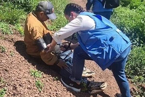 Đoàn tụ sau 2 tuần bị bắt cóc, cha con tiền đạo Liverpool ôm nhau khóc-2