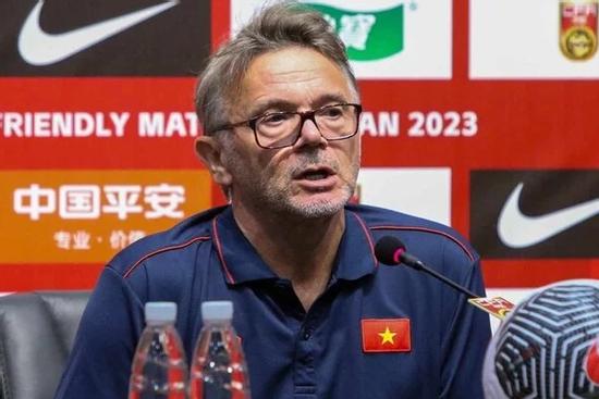 HLV Troussier kém may mắn, tuyển Việt Nam vừa thiếu vừa yếu