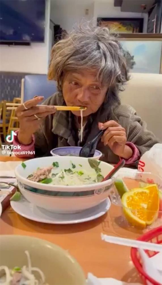 Mỹ nhân bốc lửa một thời Kim Ngân: Hiếm hoi xuất hiện ở quán ăn, ngoại hình và thần trí lại gây xót xa-1