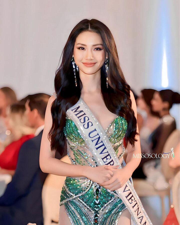 Bùi Quỳnh Hoa tự tin giao lưu bằng 3 thứ tiếng ở Miss Universe 2023-2