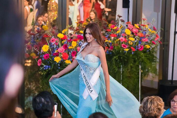Bùi Quỳnh Hoa tự tin giao lưu bằng 3 thứ tiếng ở Miss Universe 2023-15