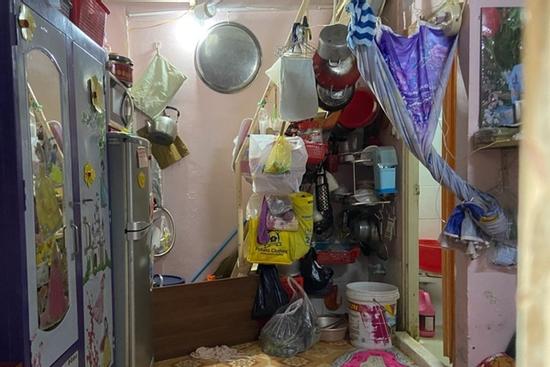 Hai vợ chồng cùng con gái tử vong trong phòng trọ ở TPHCM