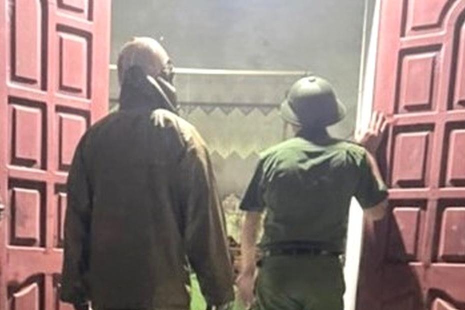 Chồng tẩm xăng rồi ôm vợ tự thiêu-2