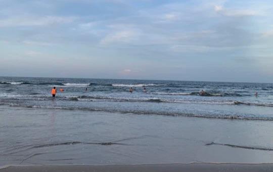 Nhóm học sinh ra biển tắm, 1 nam sinh bị sóng cuốn trôi-1