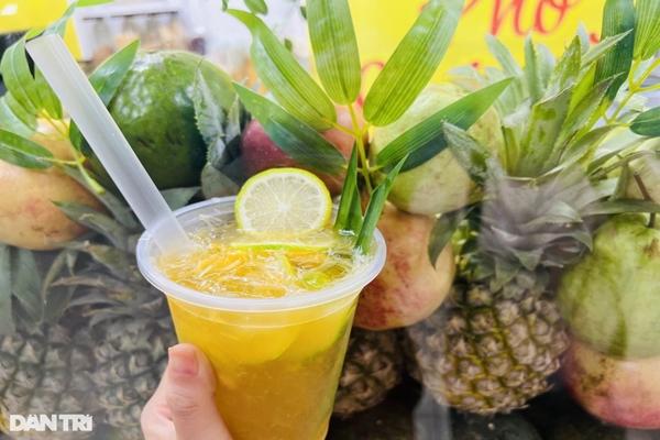 Khách xếp hàng mua trà chanh giã tay, chủ giã sưng tay không kịp bán-1