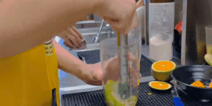 Khách xếp hàng mua trà chanh giã tay, chủ giã sưng tay không kịp bán-2