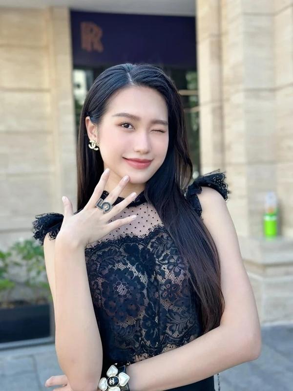 Gia thế, học vấn của người đẹp tài sắc vẹn toàn lên xe hoa với Văn Hậu hôm nay-2