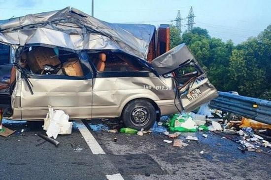 Xe tải van nổ lốp đâm vào hộ lan cao tốc, 4 người bị thương