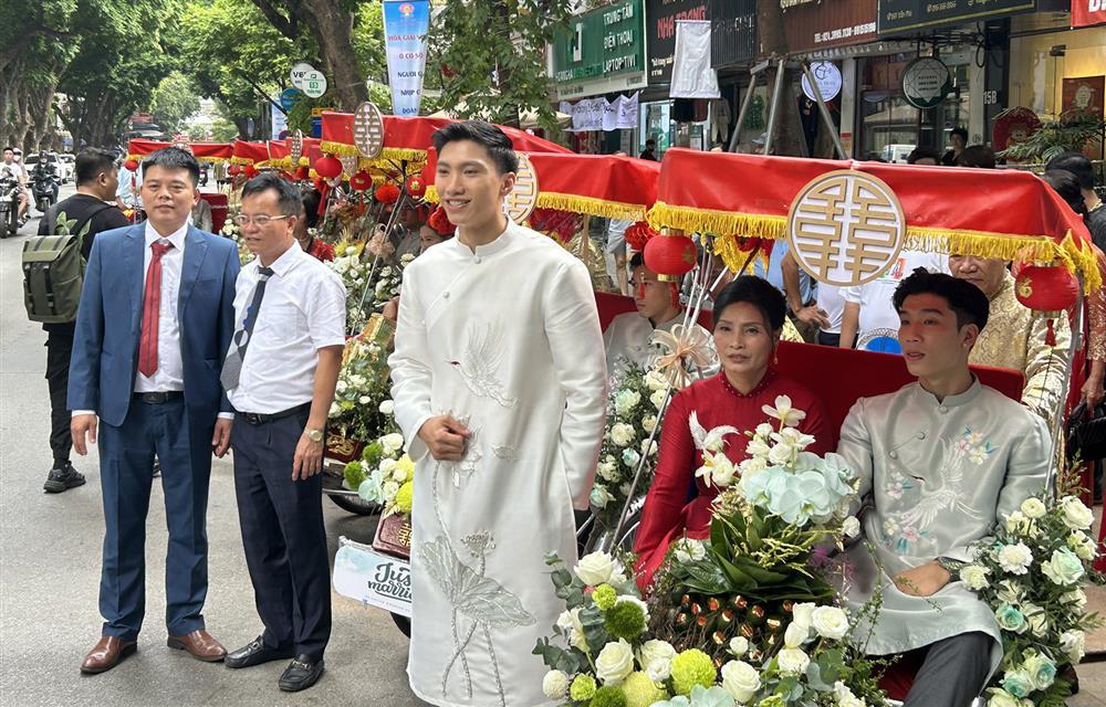Văn Hậu và Hải My tình tứ khóa môi trong lễ ăn hỏi-2