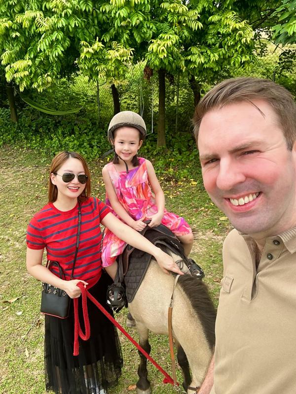 Sao Việt yêu không vội cưới: Lan Phương và chồng Tây không hào hứng một hôn lễ rườm rà-4