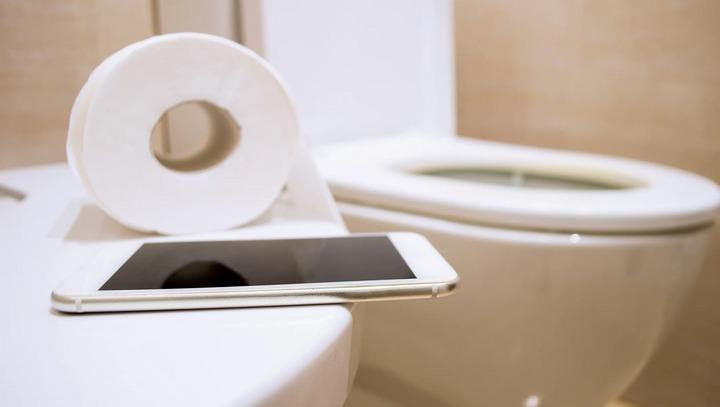 Điều gì sẽ xảy ra nếu bạn dùng điện thoại khi đi vệ sinh?-1