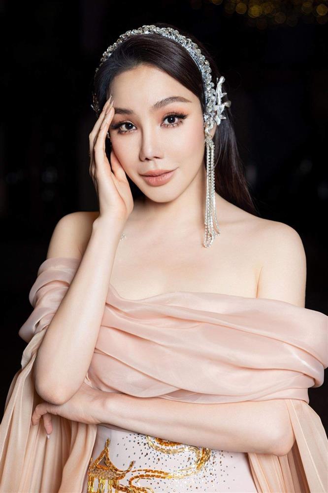 Hồ Quỳnh Hương U50 lần đầu catwalk đã làm vedette, ngang hàng á hậu-4