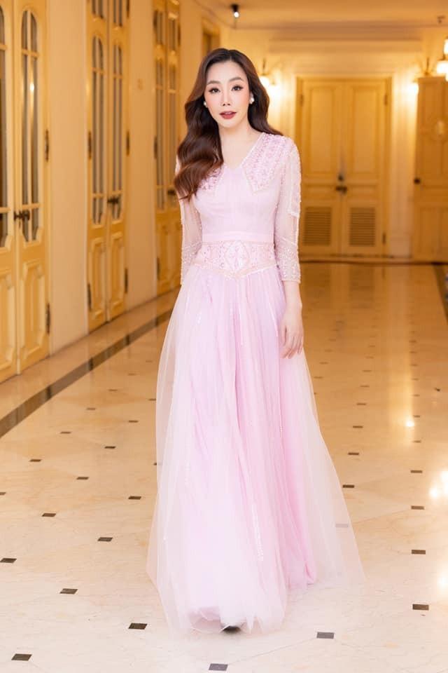 Hồ Quỳnh Hương U50 lần đầu catwalk đã làm vedette, ngang hàng á hậu-7