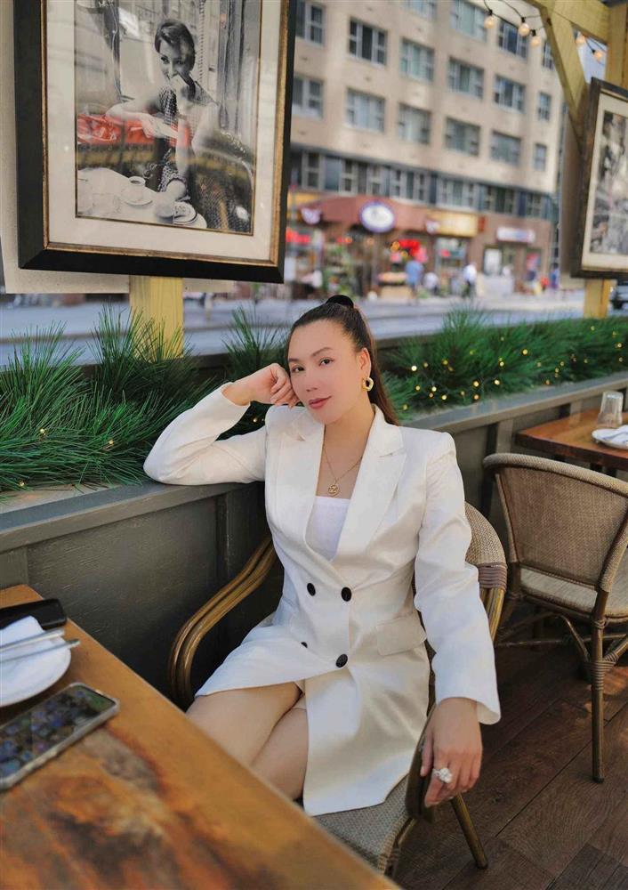 Hồ Quỳnh Hương U50 lần đầu catwalk đã làm vedette, ngang hàng á hậu-9