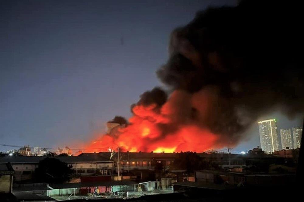 Cháy nhà kho ở TPHCM, khói đen bốc cao hàng chục mét-1