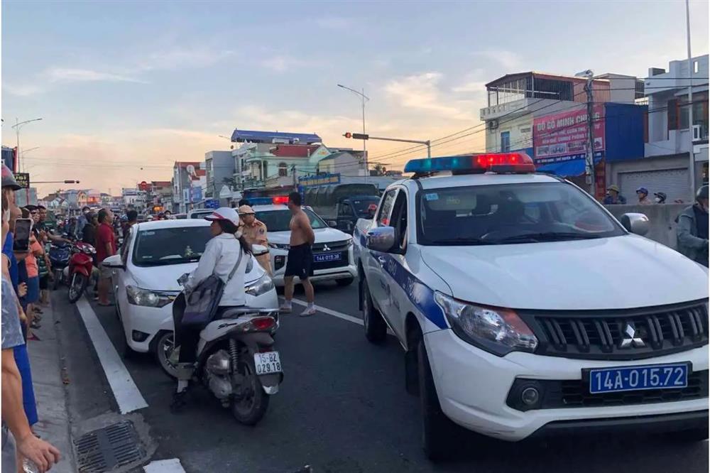 Tạm giữ tài xế lùi xe bỏ chạy khi thấy chốt kiểm tra nồng độ cồn-1