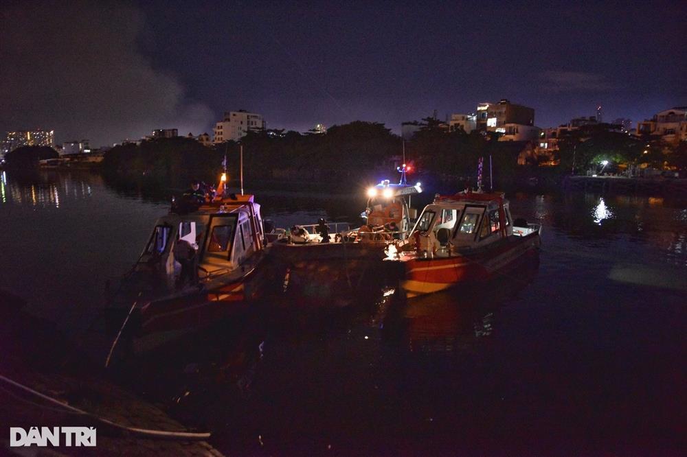 3 giờ nỗ lực khống chế biển lửa ở kho hàng 2.000m2 tại TPHCM-2