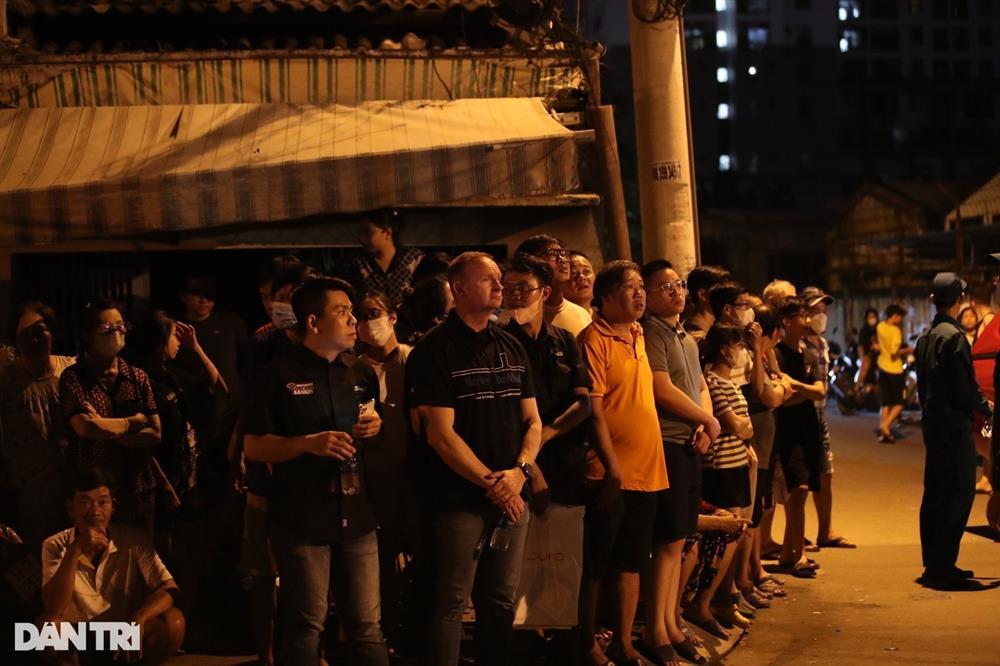 3 giờ nỗ lực khống chế biển lửa ở kho hàng 2.000m2 tại TPHCM-4