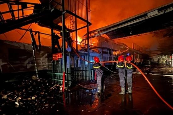 3 giờ nỗ lực khống chế biển lửa ở kho hàng 2.000m2 tại TPHCM