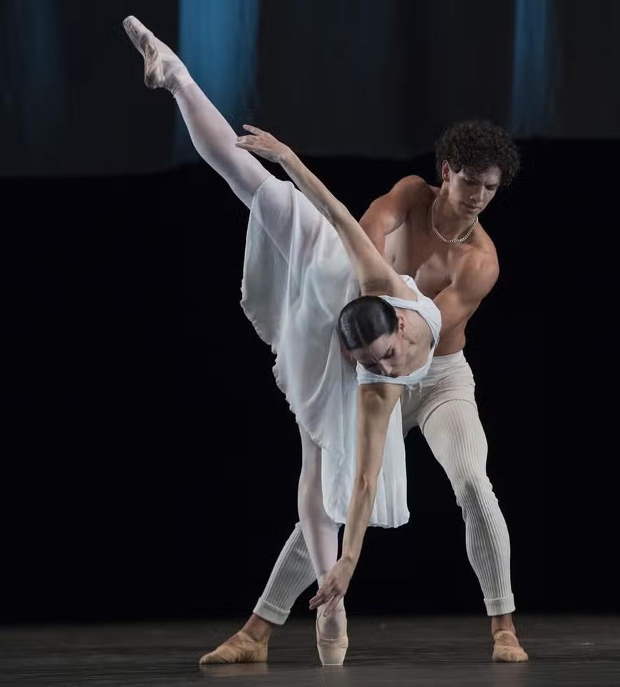 Bất chấp thị phi, nữ vũ công nổi tiếng có con với bạn diễn kém 16 tuổi-3