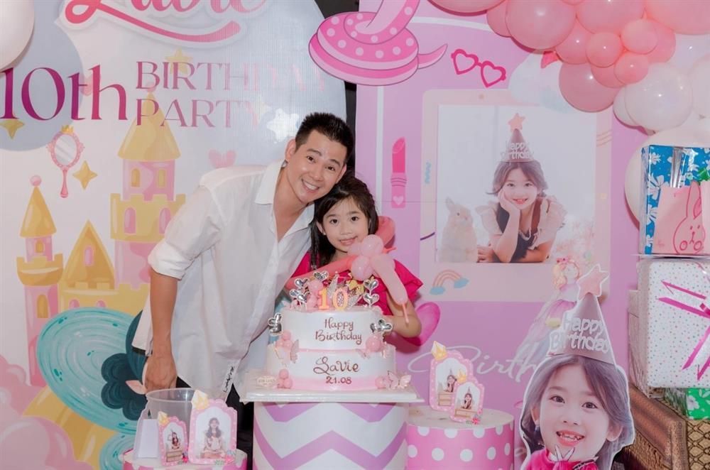 Phản ứng gây chú ý của Phùng Ngọc Huy khi nhìn thấy con gái Lavie đọc báo bên vệ đường-3