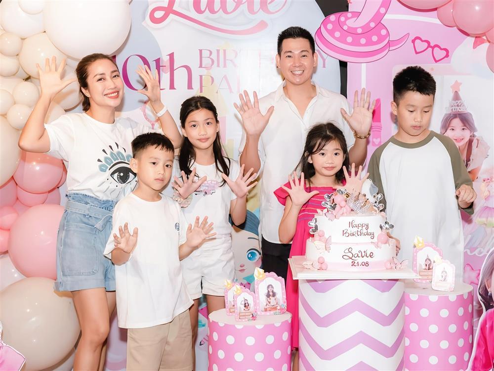 Phản ứng gây chú ý của Phùng Ngọc Huy khi nhìn thấy con gái Lavie đọc báo bên vệ đường-4