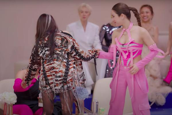 Lưu Hương Giang cháy hết mình trên sân khấu Chị Đẹp nhưng dòng chữ in trên áo mới gây chú ý-3