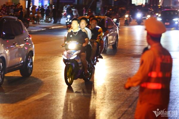 Loạt thiếu niên lạng lách đánh võng, rồ ga qua chốt Cảnh sát 141 bị bắt giữ-3