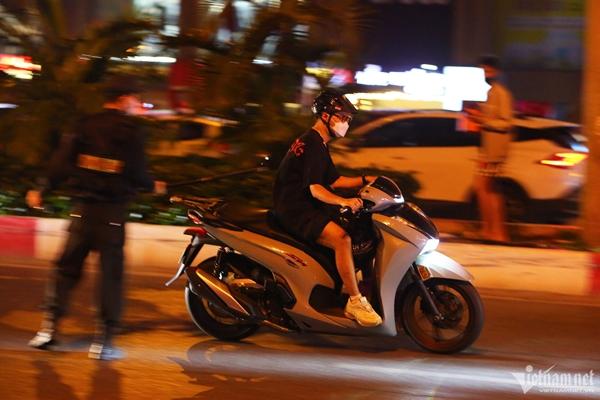 Xe máy rồ ga mất kiểm soát, gây tai nạn đáng sợ-1