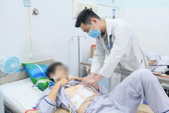 Thức khuya học bài, hay bỏ bữa, một thiếu niên nhập viện vì nôn ra máu