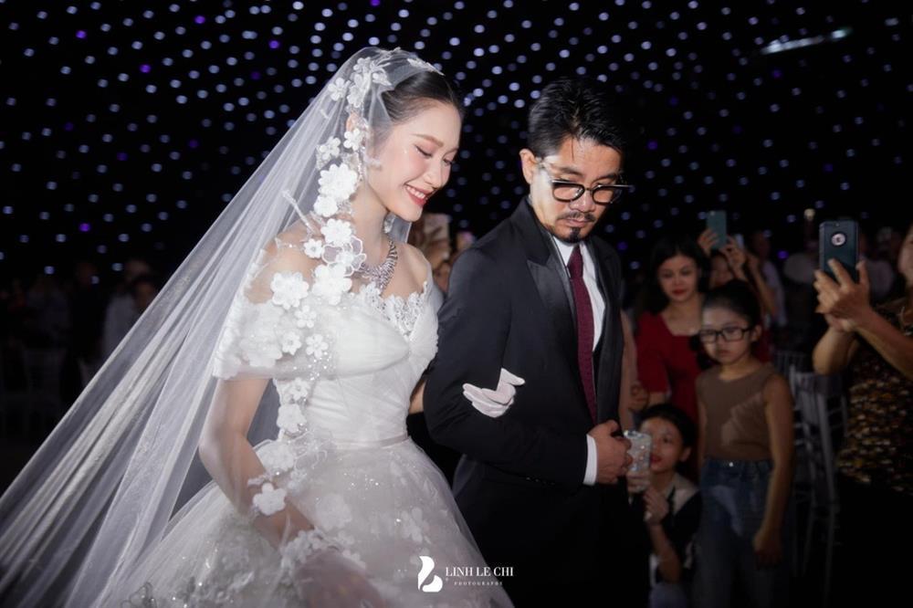 Váy cưới Đoàn Văn Hậu tặng Doãn Hải My được làm trong 680 giờ-2