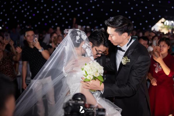 Đám cưới Đoàn Văn Hậu ở Thái Bình: Chú rể, cô dâu mướt mải mồ hôi giữa trời tháng 11-1