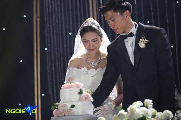Đám cưới Đoàn Văn Hậu ở Thái Bình: Chú rể, cô dâu mướt mải mồ hôi giữa trời tháng 11-2
