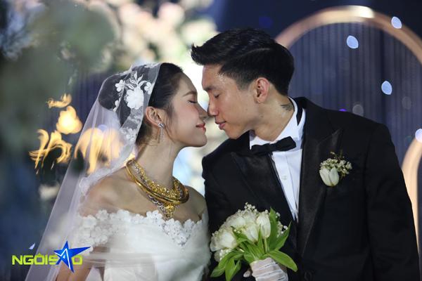 Đám cưới Đoàn Văn Hậu ở Thái Bình: Chú rể, cô dâu mướt mải mồ hôi giữa trời tháng 11-4