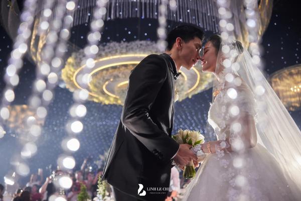 Đám cưới Đoàn Văn Hậu ở Thái Bình: Chú rể, cô dâu mướt mải mồ hôi giữa trời tháng 11-3