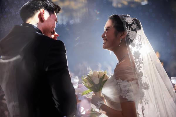 Đám cưới Đoàn Văn Hậu ở Thái Bình: Chú rể, cô dâu mướt mải mồ hôi giữa trời tháng 11-7