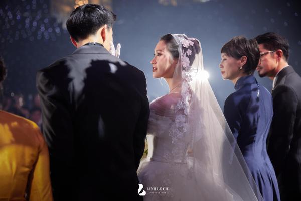Đám cưới Đoàn Văn Hậu ở Thái Bình: Chú rể, cô dâu mướt mải mồ hôi giữa trời tháng 11-8