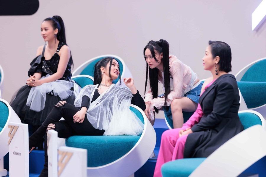 Hồng Nhung gây tranh cãi vì ngồi gác chân lên bảng tên ở Chị Đẹp Đạp Gió-1