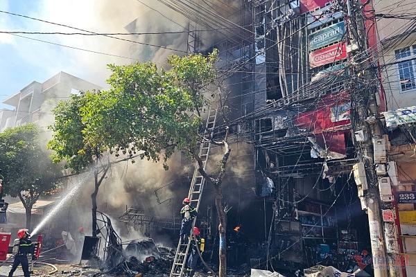 Công ty gỗ 2.000m2 bốc cháy, công nhân nháo nhào bỏ chạy-2