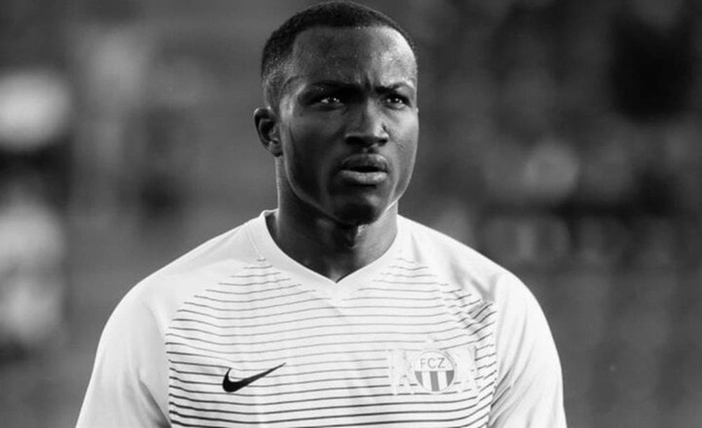 Bi kịch sân cỏ: Tuyển thủ Ghana đột tử ngay trên sân-1