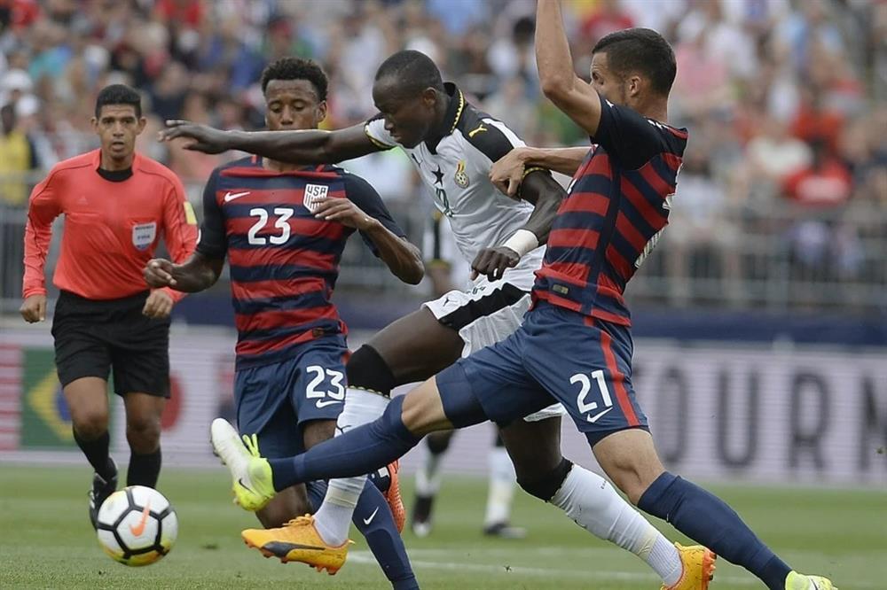 Bi kịch sân cỏ: Tuyển thủ Ghana đột tử ngay trên sân-2