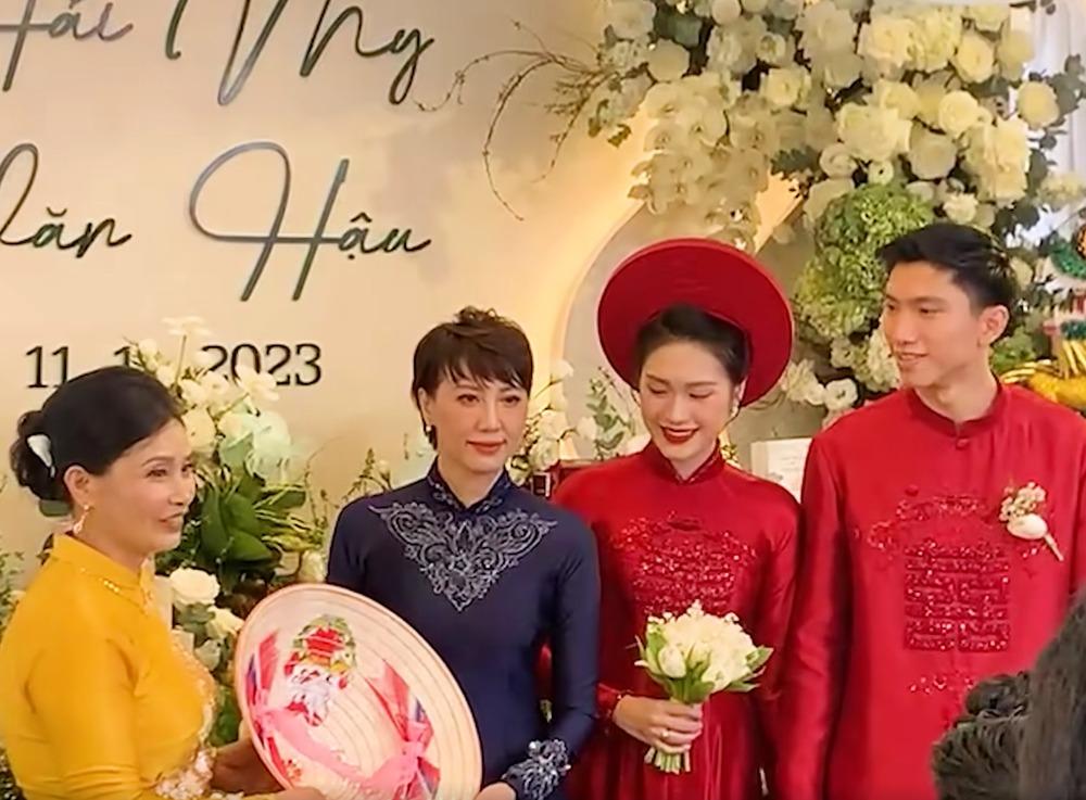 Thực hiện nghi thức truyền thông ở đám cưới, mẹ Văn Hậu và Hải My có sự nhầm lẫn bất ngờ nhưng cực đáng yêu-1