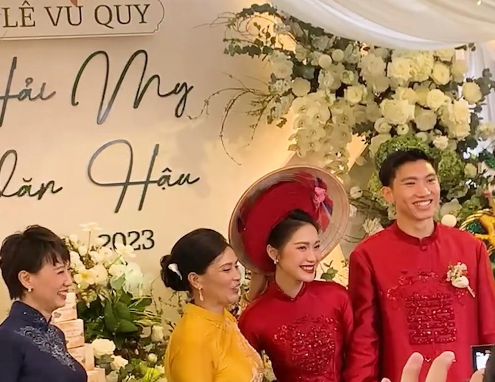 Thực hiện nghi thức truyền thông ở đám cưới, mẹ Văn Hậu và Hải My có sự nhầm lẫn bất ngờ nhưng cực đáng yêu-2