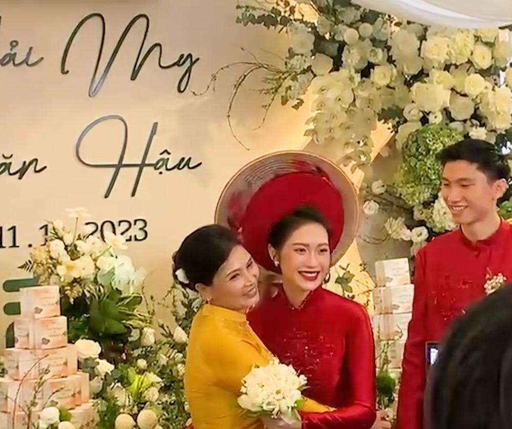 Thực hiện nghi thức truyền thông ở đám cưới, mẹ Văn Hậu và Hải My có sự nhầm lẫn bất ngờ nhưng cực đáng yêu-3